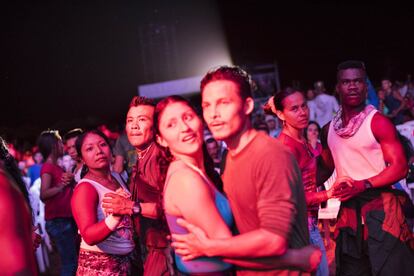 La guerrillerada bailando durante el concierto de la banda fariana "Los Rebeldes del Sur"