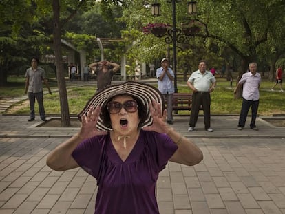 Una mujer china grita durtante su ejercicio matinal en el parque Ritanen Pek&iacute;n, China.