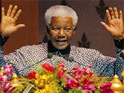 El ex presidente de Suráfrica, Nelson Mandela, durante su discurso en Bangkok.