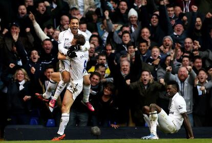 Lennon celebra su gol en el derbi contra el Arsenal.