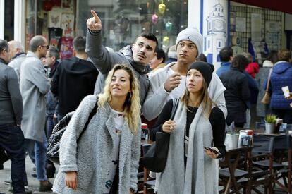 Un grupo de turistas en el centro de Valencia.