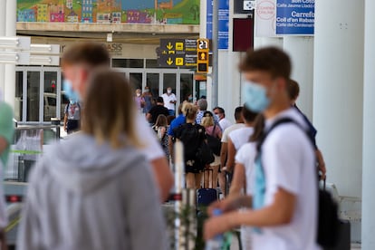 Turistas esperan a sus vuelos en el aeropuerto de Palma de Mallorca, el domingo.