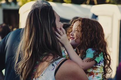 Una madre disfruta con su hija de un evento al aire libre.