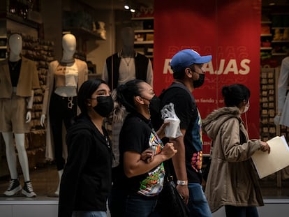 Transeúntes pasan frente a una tienda de ropa en el centro de Ciudad de México.