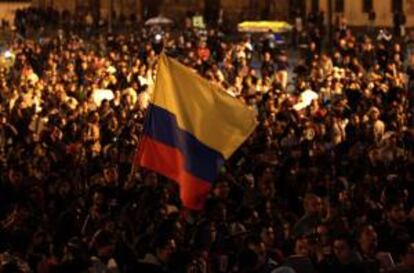 Manifestantes participan en un cacerolazo este 26 de agosto de 2013 en la Plaza de Bolvar en Bogot (Colombia).