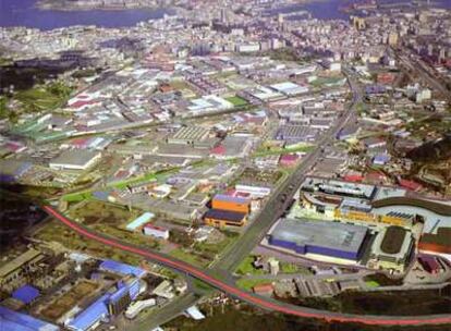 Recreación virtual de la zona industrial de A Coruña con la Tercera Ronda, en la parte inferior, marcada en rojo.