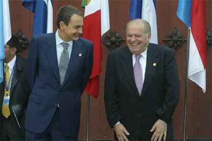 Rodríguez Zapatero, junto al secretario general de las Cumbres Iberoamericanas, Enrique Iglesias.