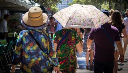 Turistes protegint-se del sol a Barcelona.
