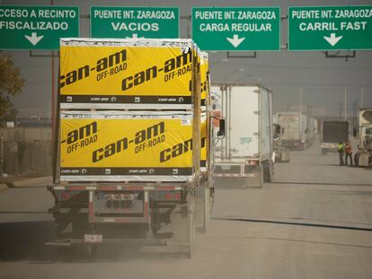 Los camiones esperan en el puente fronterizo Zaragoza-Ysleta en Ciudad Juárez, México, para cruzar a los Estados Unidos.