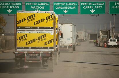 Los camiones esperan en el puente fronterizo Zaragoza-Ysleta en Ciudad Juárez, México, para cruzar a los Estados Unidos.