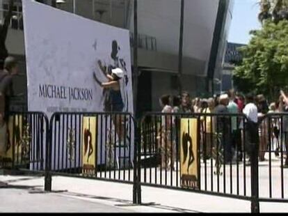 Miles de fans de Michael Jackson aguardan  para asistir al funeral del artista