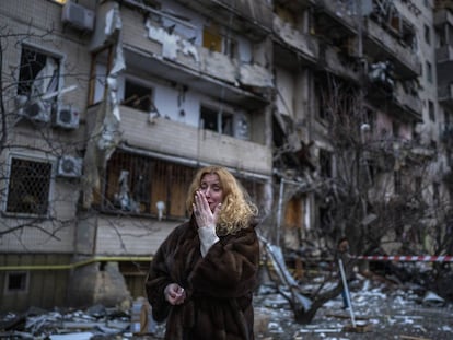 Una mujer llora junto a su casa tras un bombardeo en Kiev.