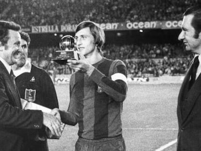 Cruyff recibe el Bal&oacute;n de Oro antes del duelo contra el Lazio, en 1975.