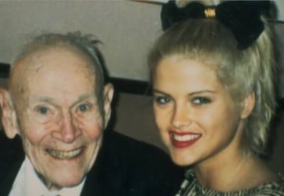 Una imagen de Anna Nicole Smith con su exmarido J. Howard Marshall cedida por la modelo al programa de Larry King. 