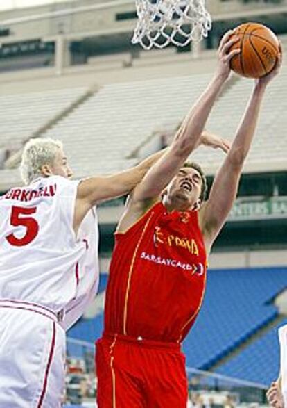 Gasol atrapa el balón ante el turco Turkoglu.