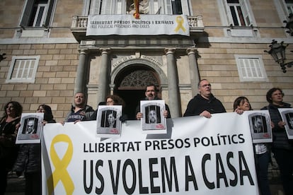 También se han sucedido las concentraciones frente al Palau de la Generalitat. Decenas de personas se han concentrado para pedir la libertad de los políticos.