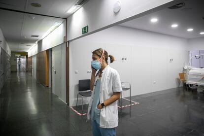 La doctora Zapatero habla por teléfono en un pasillo del hospital.