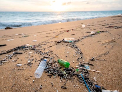  Restos de plástico no reutilizable en una playa. Getty 