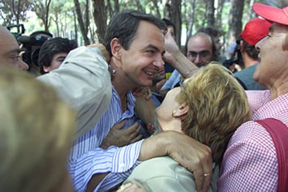 Asistentes a la Fiesta de la Rosa saludan a José Luis Rodríguez Zapatero.