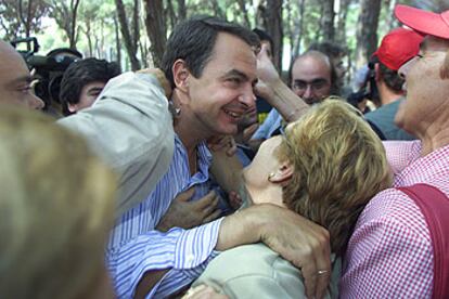 Asistentes a la Fiesta de la Rosa saludan a José Luis Rodríguez Zapatero.