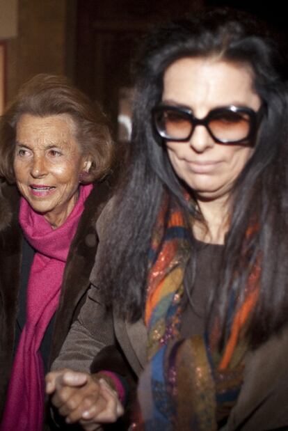 Liliane Bettencourt y su hija Françoise llegan al desfile de Armani.