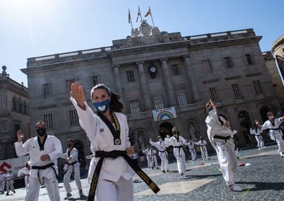 Varias decenas de usuarios de gimnasios de artes marciales han protestado este lunes ante el Palau de la Generalitat de Cataluña por el cierre de sus instalaciones deportivas decretado por el Gobierno ante el repunte de casos de coronavirus en Cataluña.