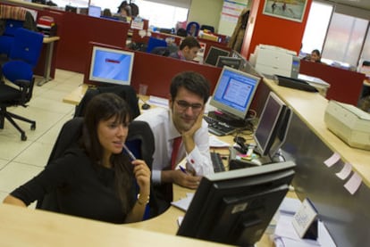 Trabajadores de Vodafone, en las oficinas que la compañía tiene en Madrid.