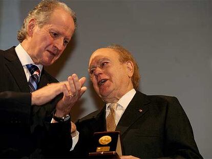 El ex presidente catalán Jordi Pujol, ayer en el momento de recoger el premio de manos de Juan María Atutxa en el teatro Arriaga.