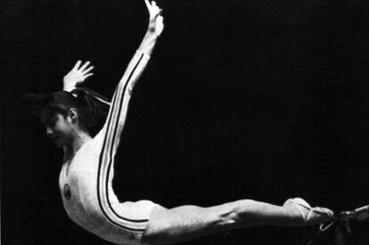 Nadia Comaneci, durante su ejercicio de puntuaci&oacute;n 10 en Montreal, en 1976.