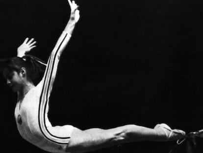 Nadia Comaneci, durante su ejercicio de puntuaci&oacute;n 10 en Montreal, en 1976.