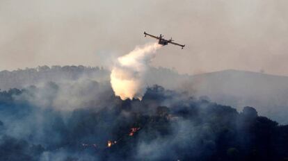 Un avión participa en la extinción de un incendio en El Madroño (Sevilla) el pasado 15 de agosto.