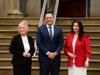 Desde la izquierda, la ministra principal de Irlanda del Norte, Michelle O'Neill; el Taoiseach (jefe de Gobierno) de la República de Irlanda, Leo Varadkar, y la viceministra principal norirlandesa, la unionista Emma Little-Pengelly, el lunes en la Asamblea de Stormont, en Belfast.