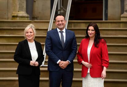 Desde la izquierda, la ministra principal de Irlanda del Norte, Michelle O'Neill; el Taoiseach (jefe de Gobierno) de la República de Irlanda, Leo Varadkar, y la viceministra principal norirlandesa, la unionista Emma Little-Pengelly, el lunes en la Asamblea de Stormont, en Belfast.