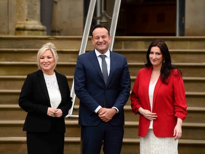 Desde la izquierda, la ministra principal de Irlanda del Norte, Michelle O'Neill; el Taoiseach (jefe de Gobierno) de la República de Irlanda, Leo Varadkar, y la viceministra principal norirlandesa, la unionista Emma Little-Pengelly, el lunes en la Asamblea de Stormont, en Belfast.