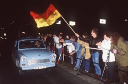 Um carro Trabant cruza a fronteira na noite de 9 de novembro de 1989.