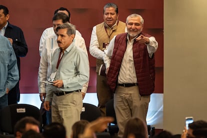 Adán Augusto saluda a los asistentes del Congreso Nacional de Morena, en Ciudad de México.