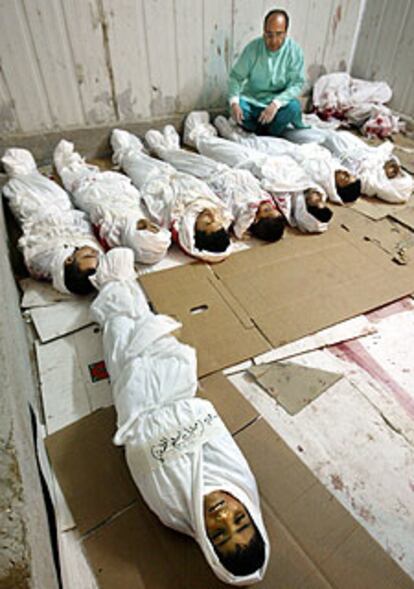 En primer plano, el niño palestino de ocho años Mubarek Saleem, en la morgue de Rafah junto a otros siete cadáveres.