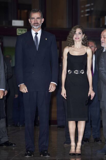 Los Reyes de España en el concierto con motivo de la entrega de los Premios Princesa de Asturias, el pasado 20 de octubre de 2016. La Reina sorprendió a todos con un 'look' de inspiración años cuarenta firmado por Felipe Varela.