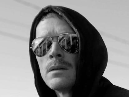 Paul Bettany caracterizado como Theodore Kaczynski, el terrorista estadounidense conocido como Unabomber, para la serie 'Manhunt: Unabomber'. "No podemos usar gorro, así que continuamos cultivando el look Unabomber"