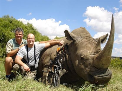 Walter Palmer, con un rinoceronte blanco en Sudáfrica.