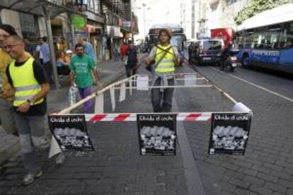 Activistas de Ecologistas en Acción muestran de forma gráfica la cantidad de espacio público que ocupa cada automóvil en nuestras ciudades. EFE/Archivo