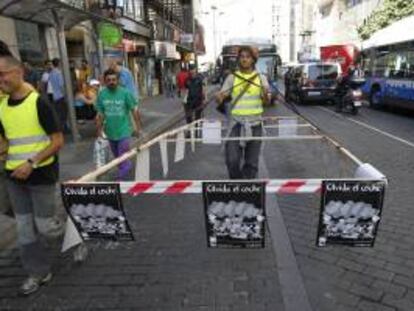 Activistas de Ecologistas en Acción muestran de forma gráfica la cantidad de espacio público que ocupa cada automóvil en nuestras ciudades. EFE/Archivo