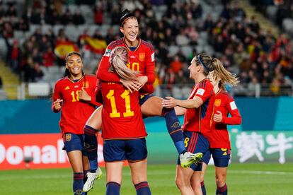 Jennifer Hermoso salta encima de Alexia Putellas tras marcar el segundo gol de la selección española ante Zambia. 