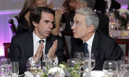El expresidente José María Aznar conversa con el expresidente de Colombia Álvaro Uribe antes de la cena.