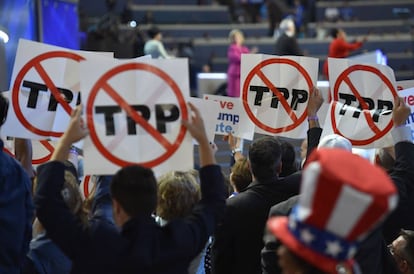 Delegados con carteles contra el TPP durante la convenci&oacute;n dem&oacute;crata en Filadelfia.