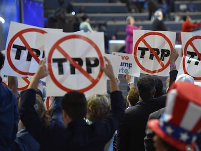 Delegados con carteles contra el TPP durante la convenci&oacute;n dem&oacute;crata en Filadelfia.
