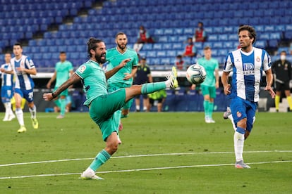 Isco trata de controlar un balón ante Cabrera este domingo en el partido entre el Espanyol y el Real Madrid en el RCDE Stadium.