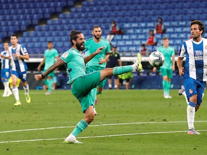 Isco trata de controlar un balón ante Cabrera este domingo en el partido entre el Espanyol y el Real Madrid en el RCDE Stadium.