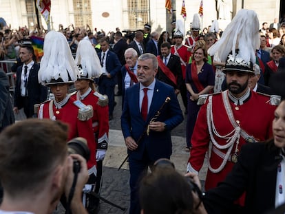 El nuevo alcalde, Jaume Collboni, sale del Ayuntamiento para dirigirse a la Generalitat.