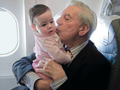 Mario Vargas Llosa sostiene a su nieta en brazos, en el viaje a Estocolmo para recoger el Premio Nobel.